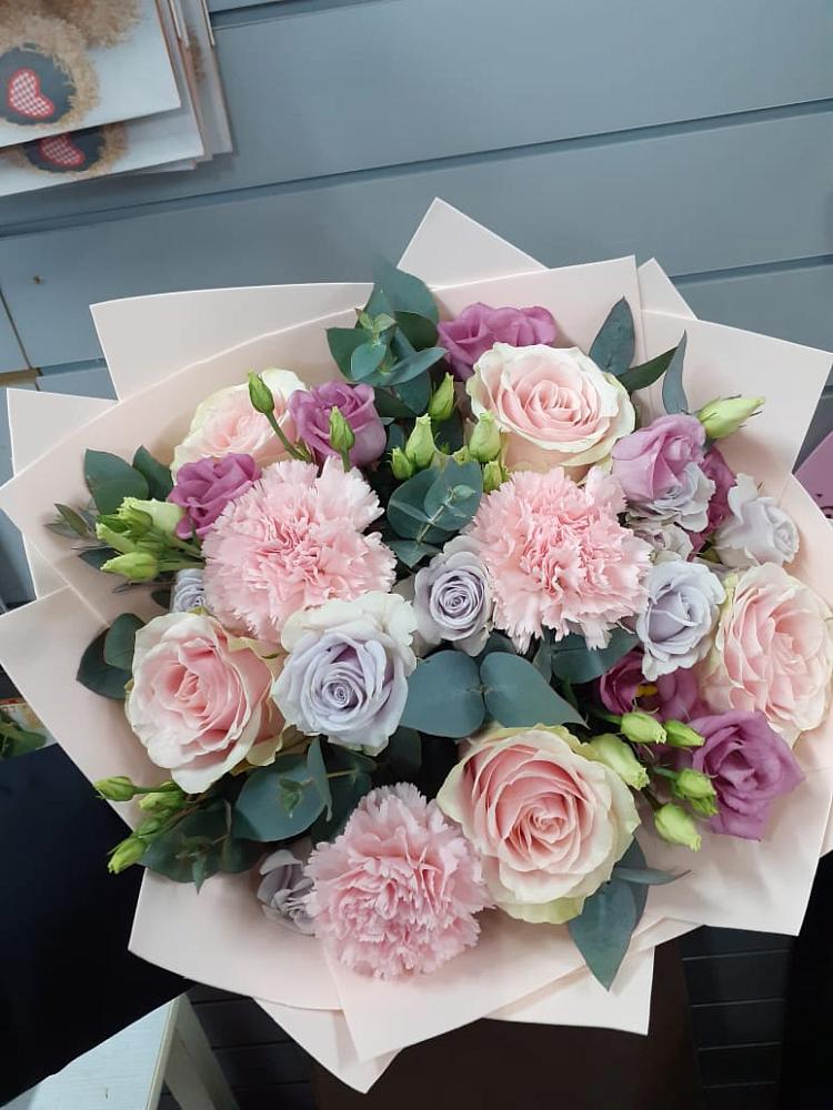 Букет цветов из: Розы, Гвоздики и Лизиантусы в Ростовановском